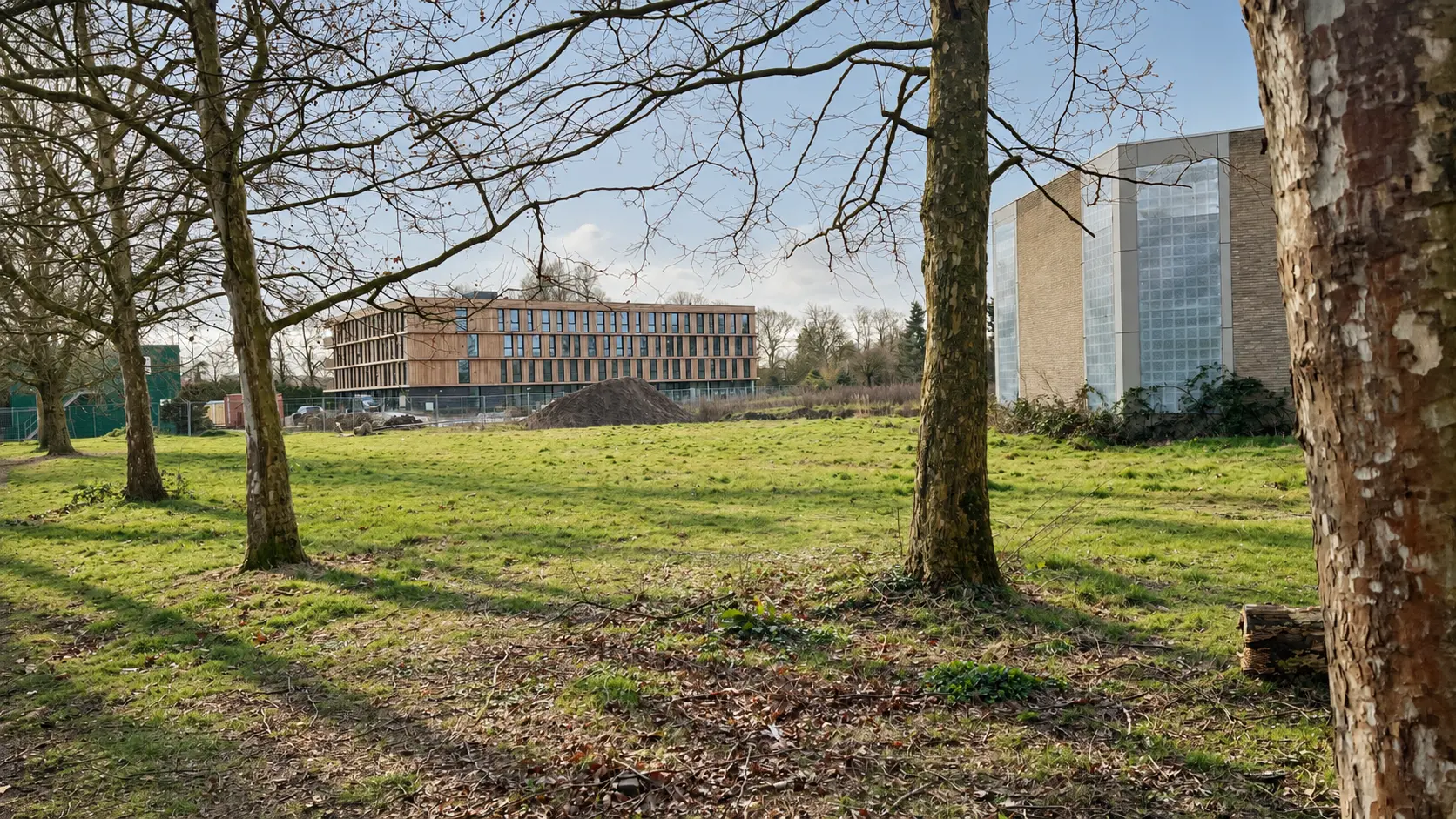 Viertien in Roosendaal tussen monumentale bomen, met het nieuwe woongebouw op de achtergrond