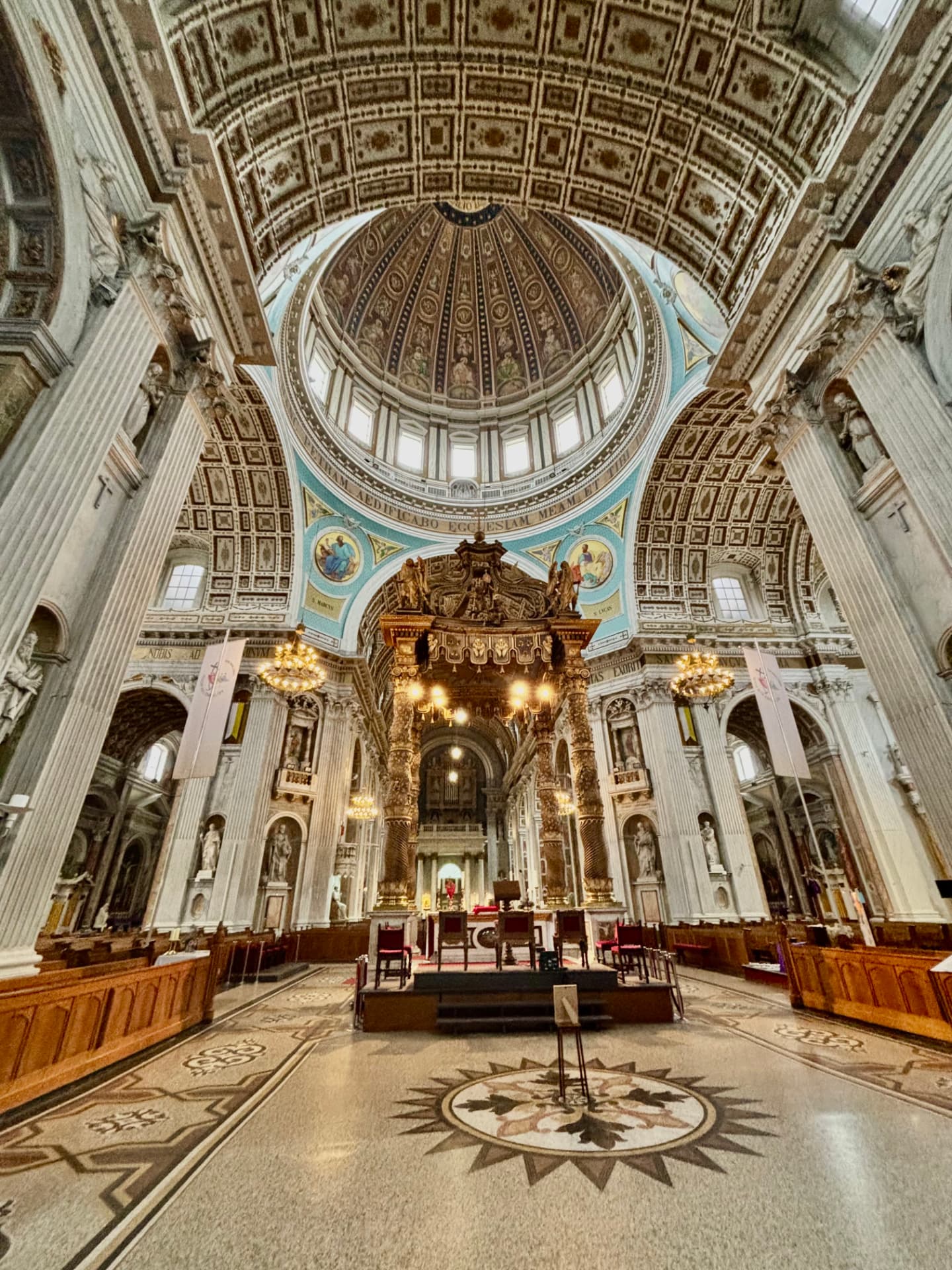 Monumentaal interieur van de Basiliek in Oudenbosch met altaar, baldakijn en beschilderde koepel