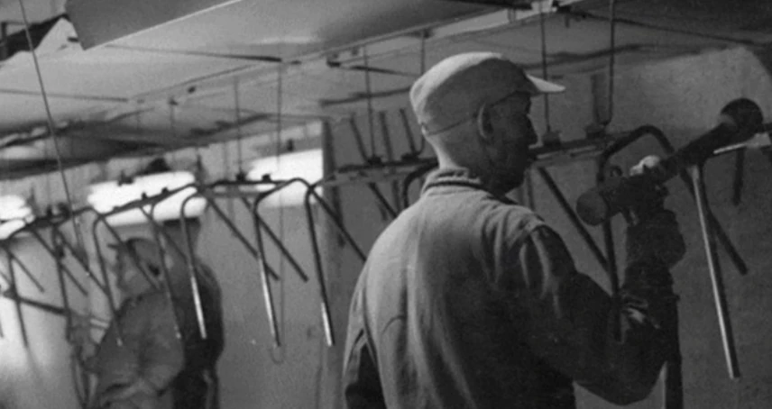 Medewerker aan een productielijn in de Galvanitasfabriek