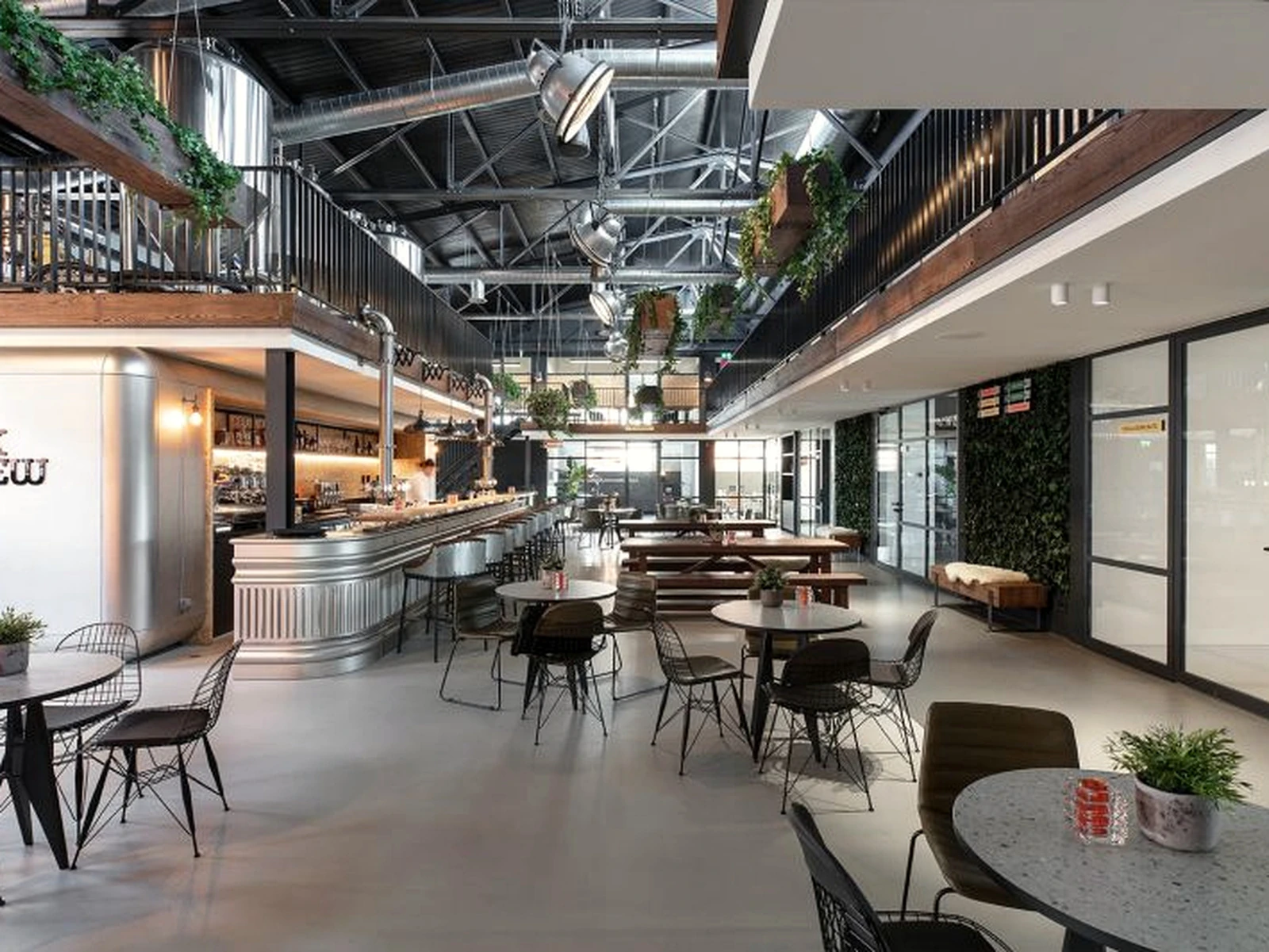 Horeca en werkplekken in het industriële interieur van de KVL fabriek