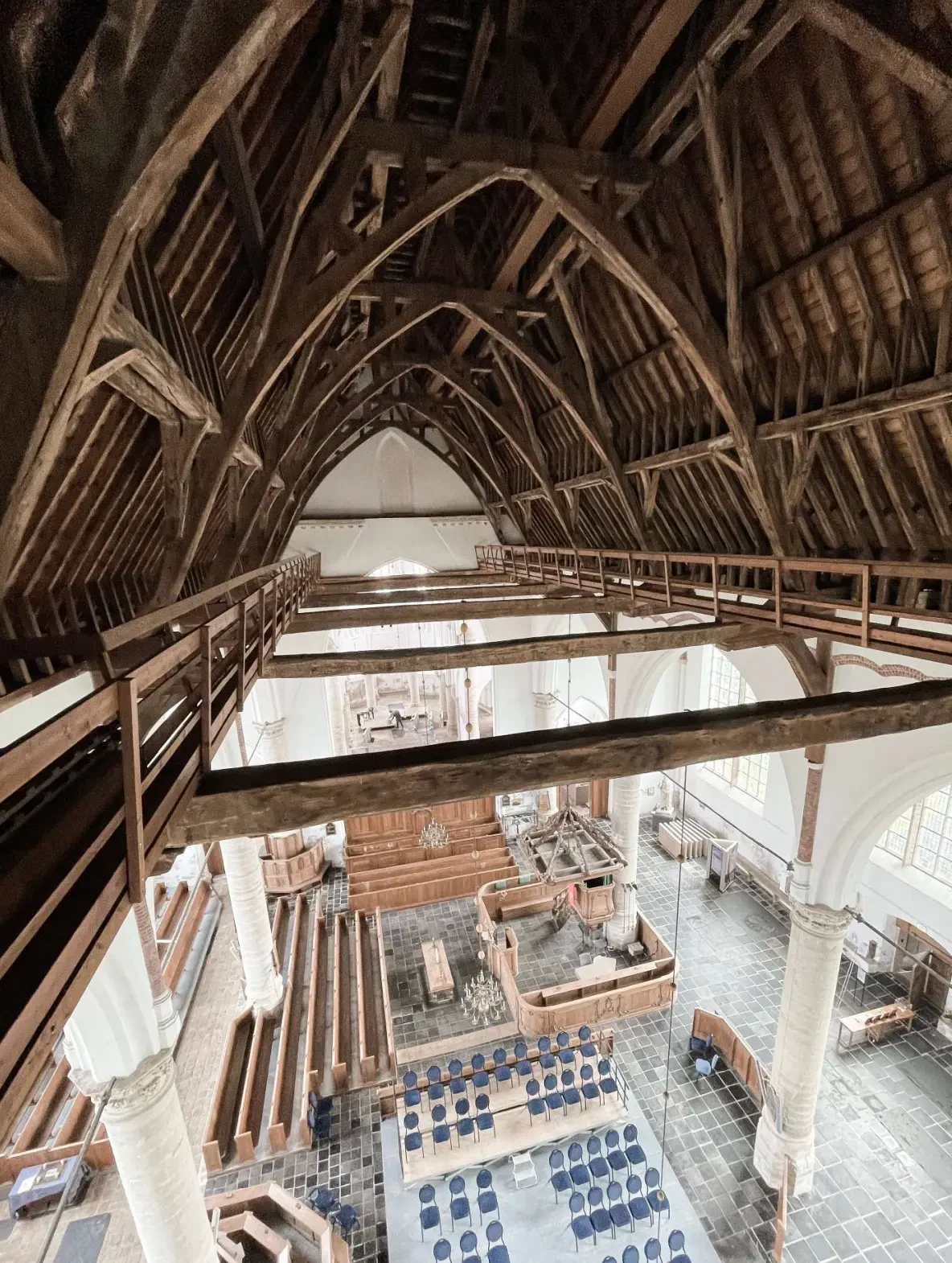 Historische houten kapconstructie van de Grote of Sint-Nicolaaskerk in Brouwershaven