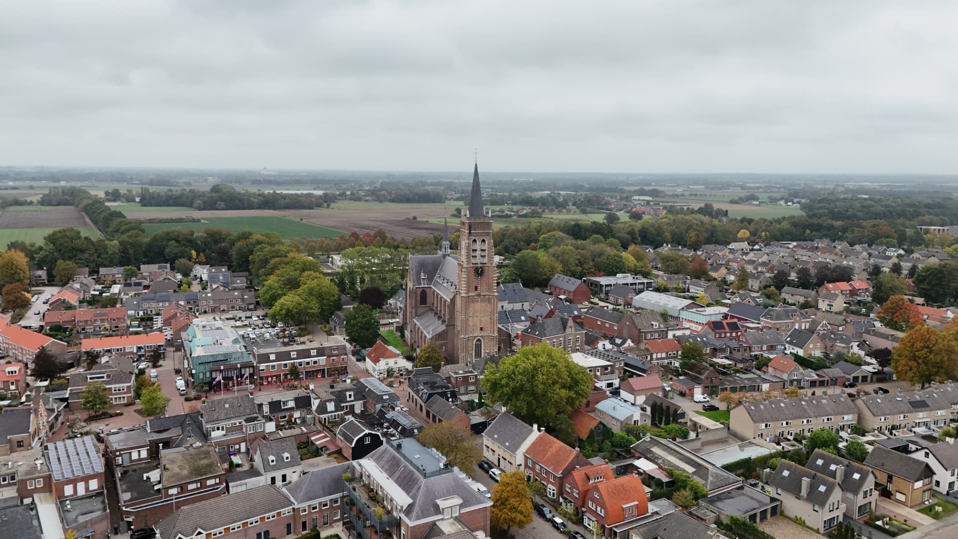 Luchtbeeld van de Heilige Laurentiuskerk midden in Oud Gastel