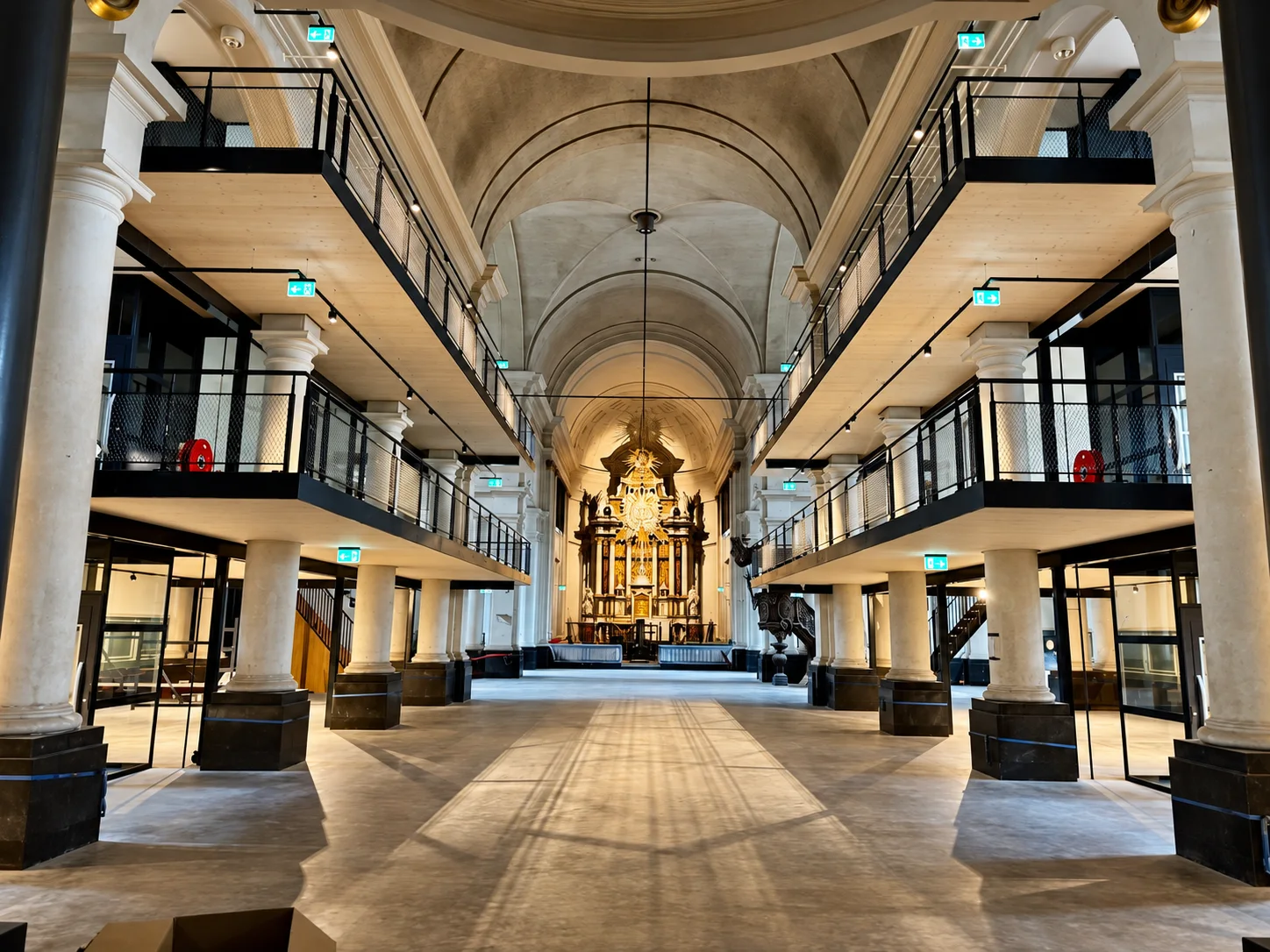 Het geopende middenschip van de Sint-Jan in Roosendaal met nieuwe werkplekken aan weerszijden