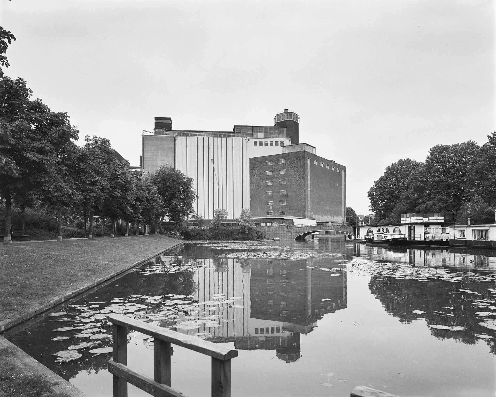 Historische foto van De Meelfabriek aan de singel in Leiden
