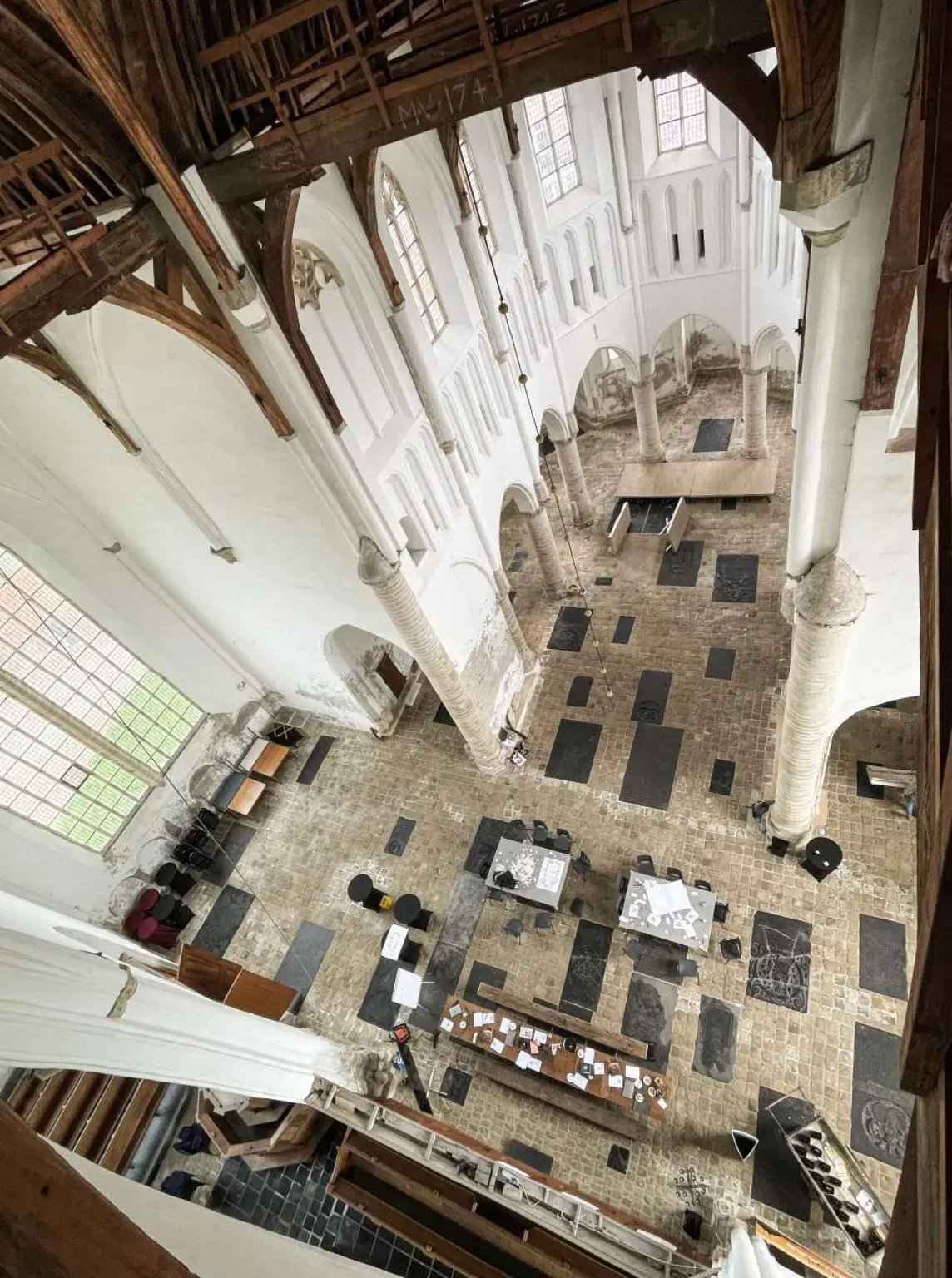 Uitzicht vanuit de kapconstructie op het interieur van De Nicolaas