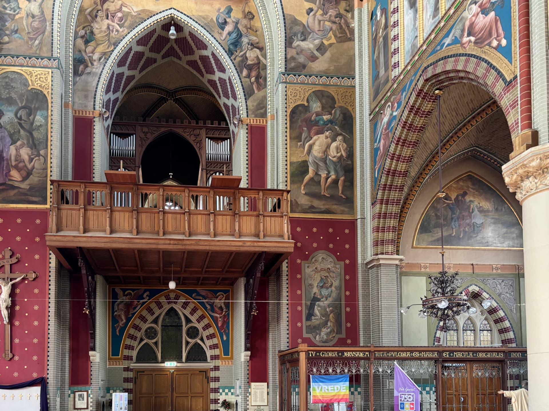 Historisch orgel tussen de neogotische schilderingen van de Heilige Laurentiuskerk