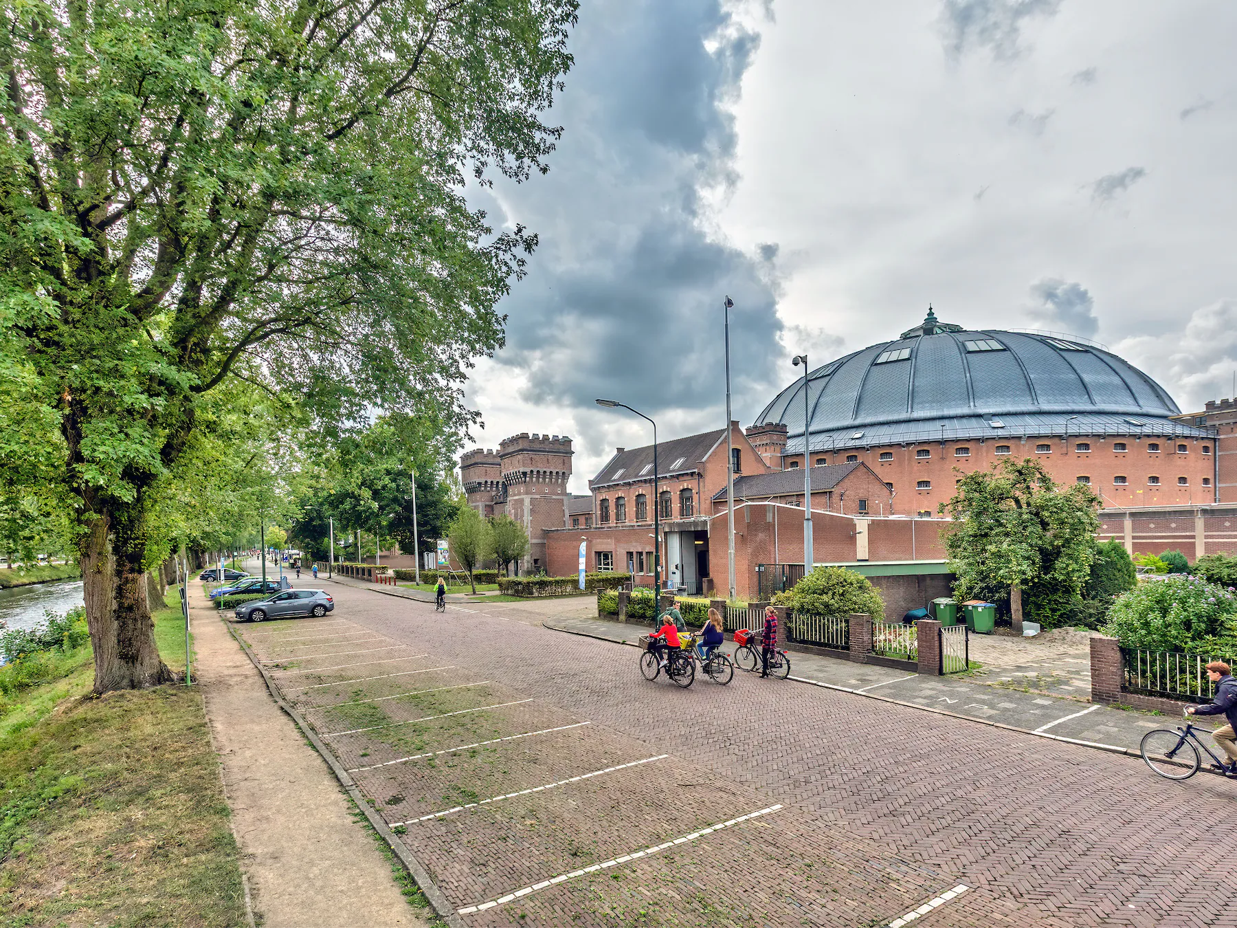 De gesloten buitenzijde van de Koepelgevangenis aan een straat in Breda