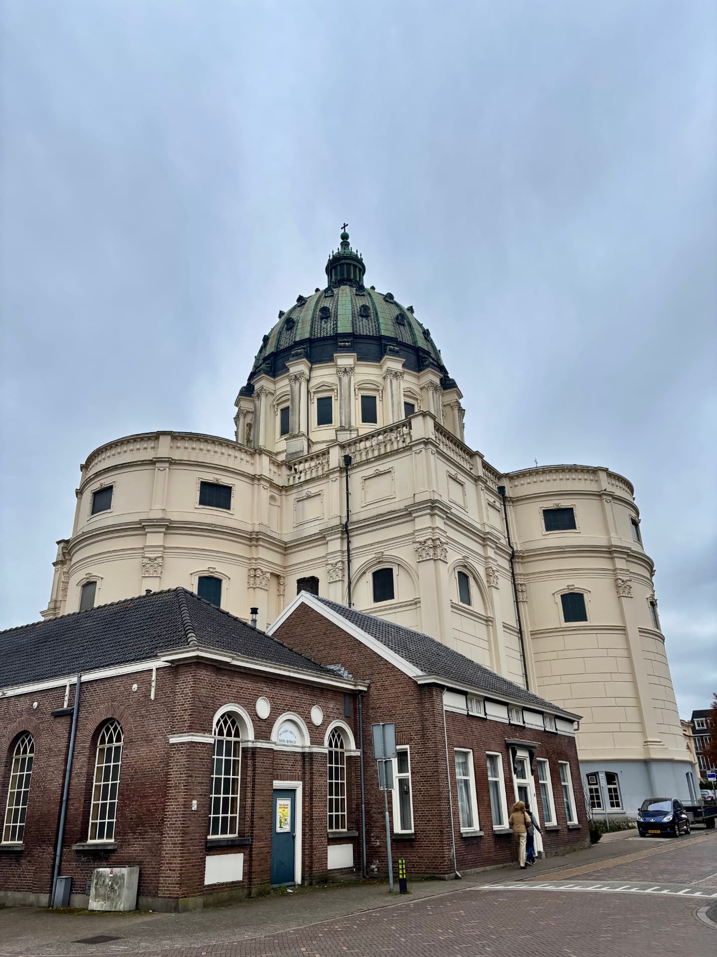 Buitenzijde van de Basiliek in Oudenbosch met de monumentale koepel boven de omliggende bebouwing