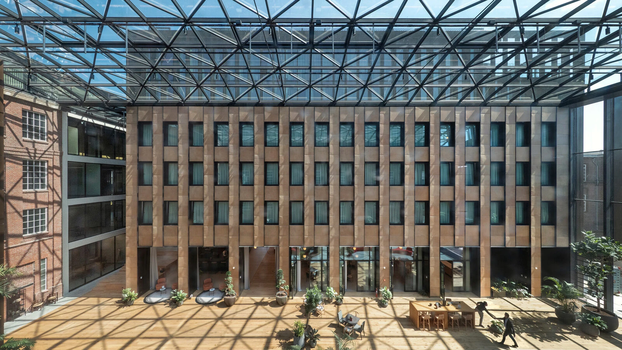 Nieuwe architectuur onder de glazen overkapping van de KVL fabriek